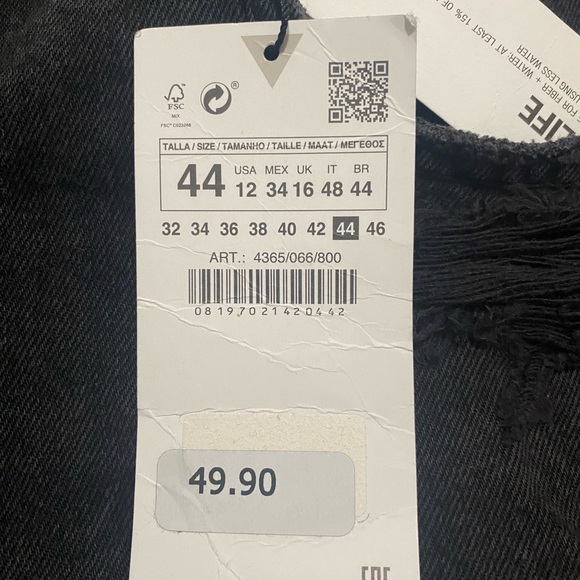 HIGH WAIST RIPPED TRF
DENIM SHORTS - Picture 3 of 5